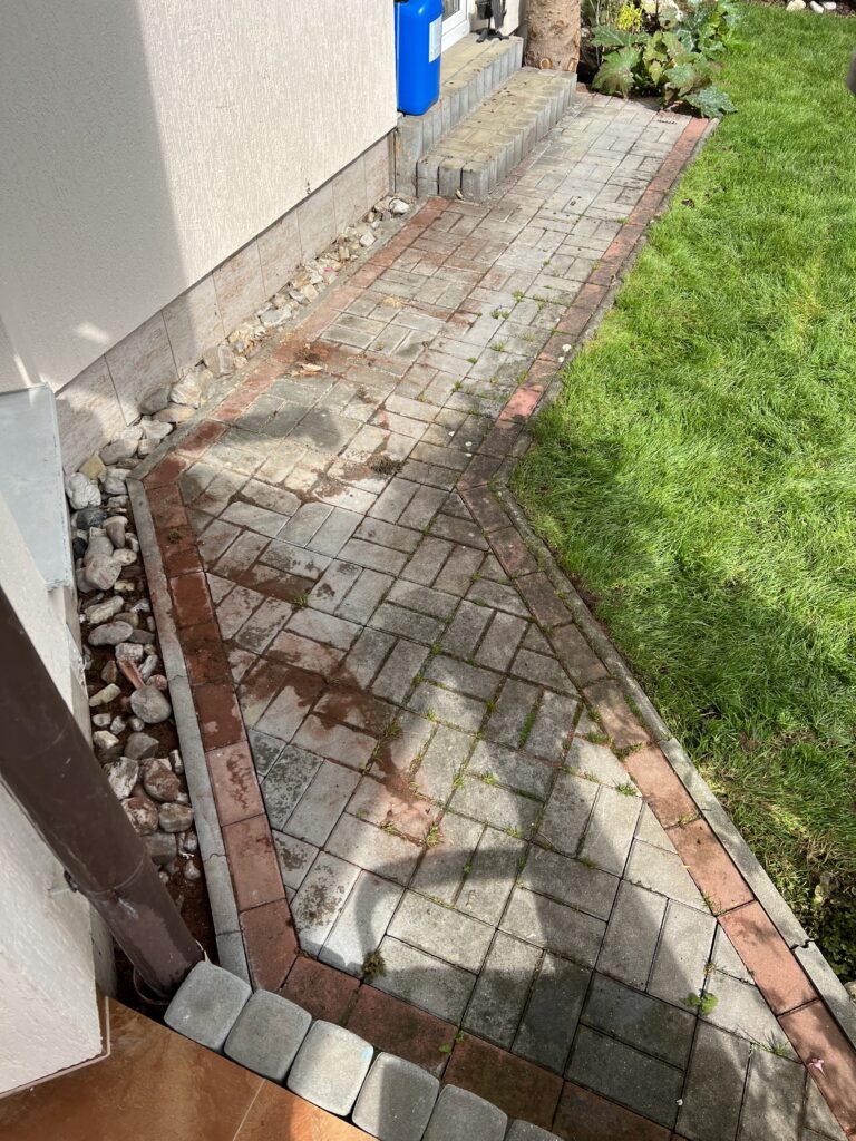 čištění zámkové dlažby - betonový chodník