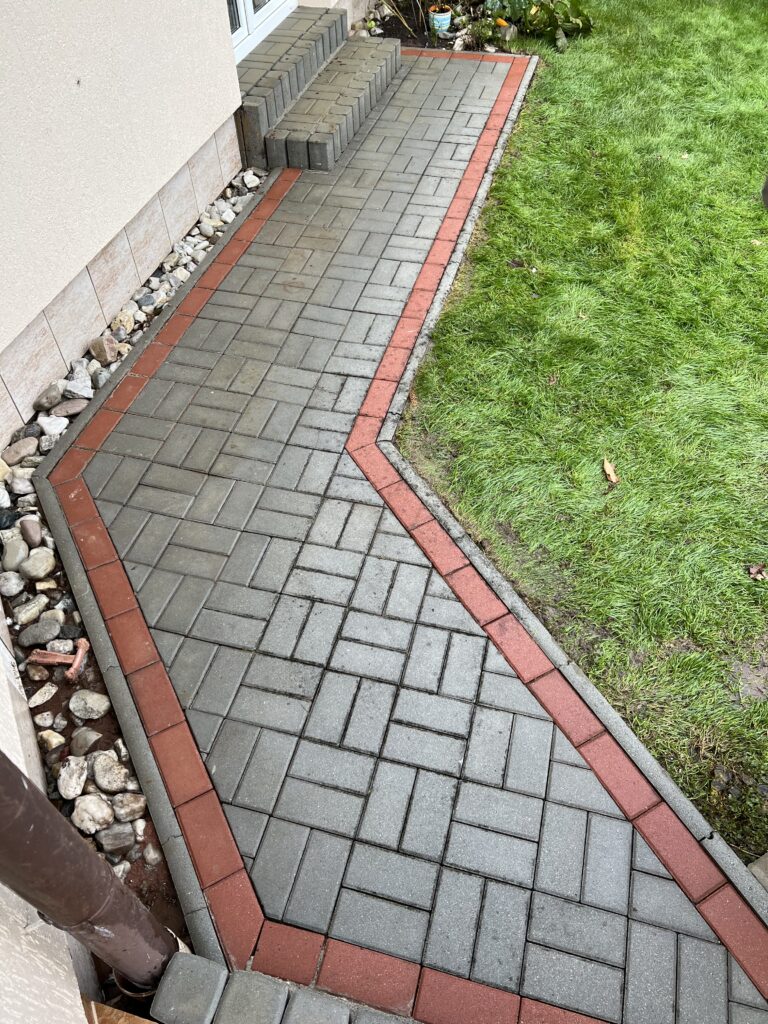 čištění zámkové dlažby - čistý betonový chodník