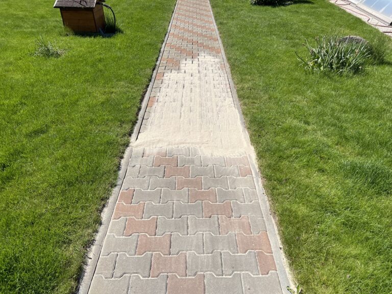 rozmetení zásypového písku - čistá dlažba