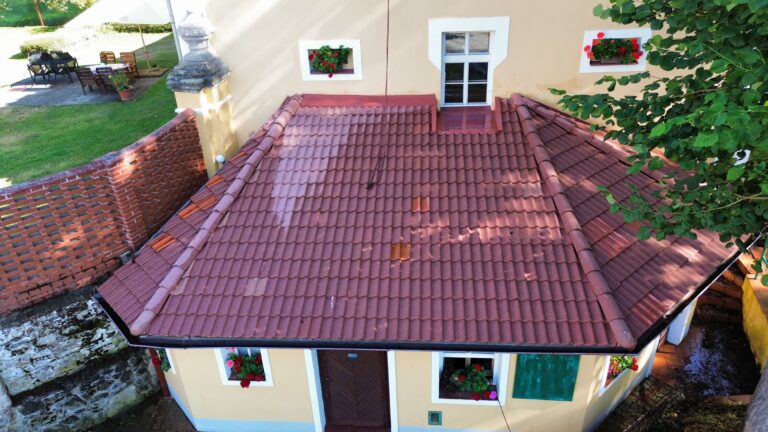 čištění střechy menší červená střecha