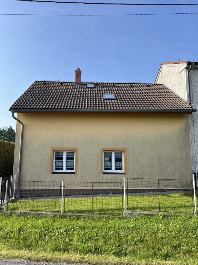 kralovskecisteni číštění fasády žlutý dům před 2